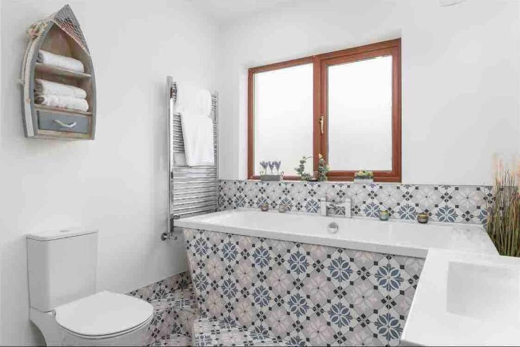 Wonderful Coastal Home In Dingle Town Extérieur photo